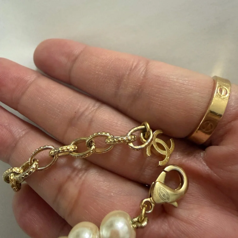 CHANEL Pearl Necklace/choker with Gold Charm with free chanel mascara primer - Picture 5 of 7